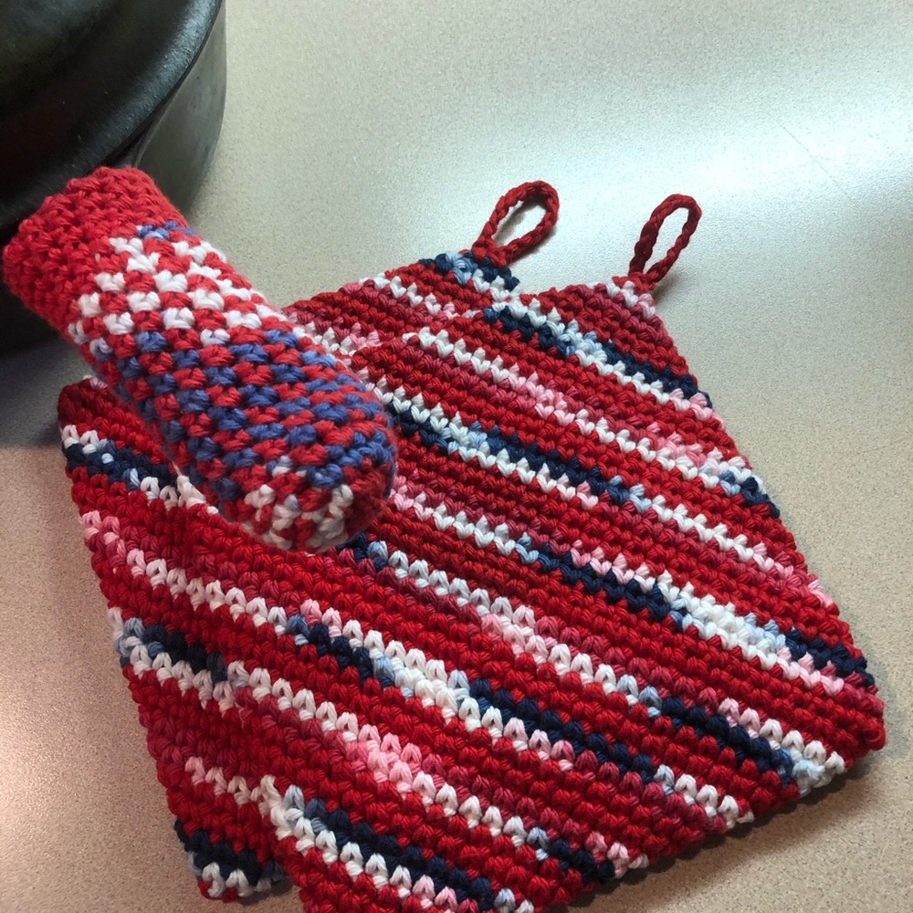 2 cotton potholders 1 cast iron pan handle holder